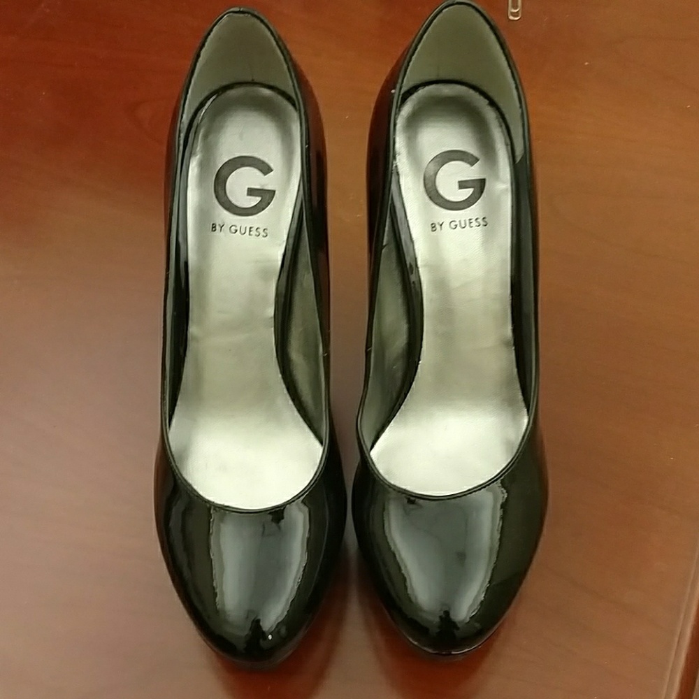 Guess Patent Platform Pumps